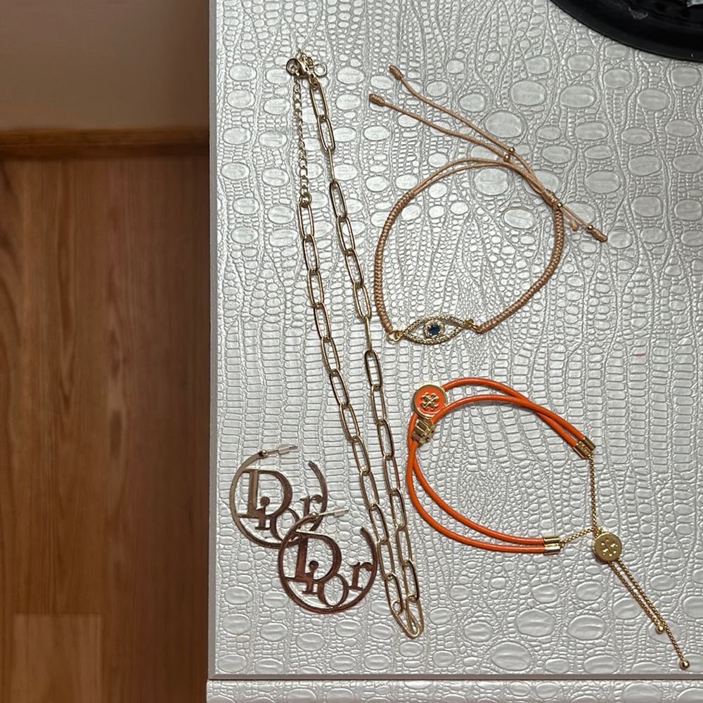 I’m selling 4 jewelry items 1 necklace 2 bracelets & a pair of Dior earrings